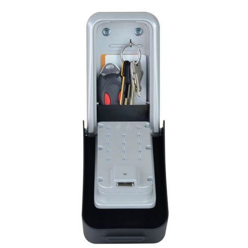 Una caja fuerte para llaves abierta con llaves y tarjetas en el compartimento superior y un teclado en el inferior.