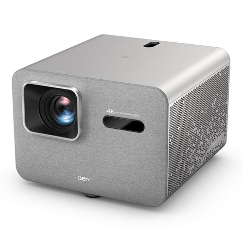 Silberner 4K-Projektor mit Stoffverkleidung und Lüftungsschlitzen.