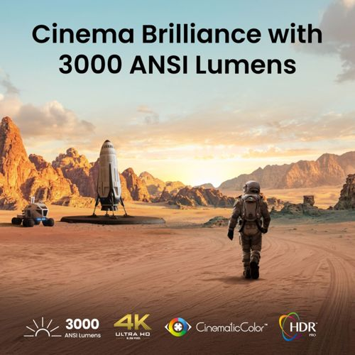 Astronaut geht auf dem Mars zu einem Raumschiff und Rover. Text: Kino Brillanz 3000 Lumen.