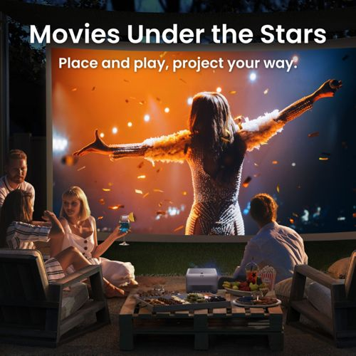 Menschen schauen draußen einen Film auf einer Leinwand, mit Snacks und einem Projektor.