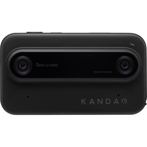 Eine schwarze Kandao Qoocam EGO Stereo-3D-Kamera wird gezeigt. Sie hat zwei Linsen und den Markennamen.