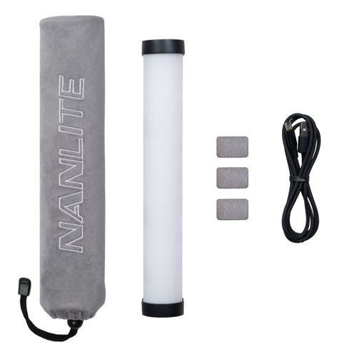Une housse grise Nanlite, un tube lumineux blanc à embouts noirs, trois petits blocs gris et un câble USB noir.