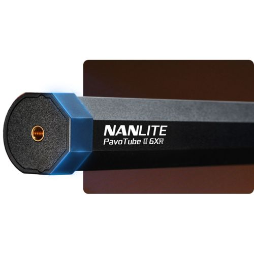 Lumière Nanlite PavoTube II 6XR noire avec accents bleus et support à vis doré.