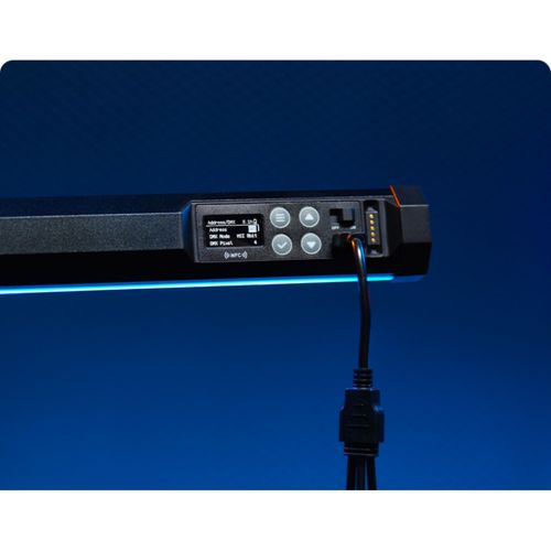 Une barre lumineuse noire avec écran LCD, boutons et connexion de câble.