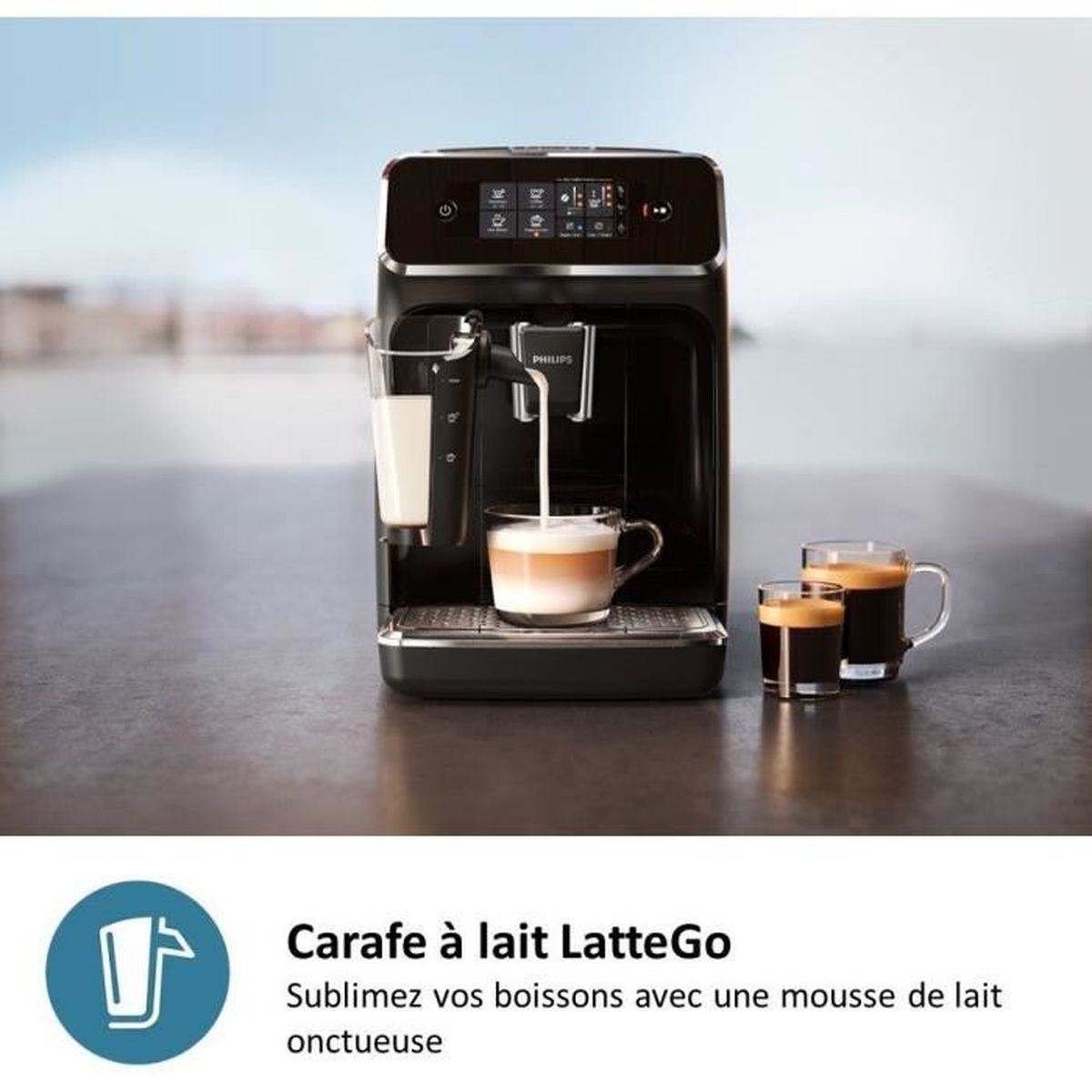 Kaffeemaschine macht Latte, zwei Tassen Kaffee daneben.