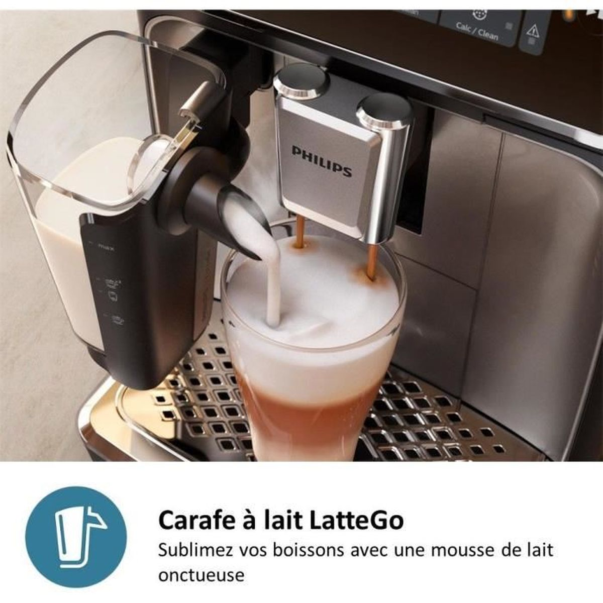 Eine Philips Kaffeemaschine bereitet einen Latte Macchiato mit Milchschaum zu.