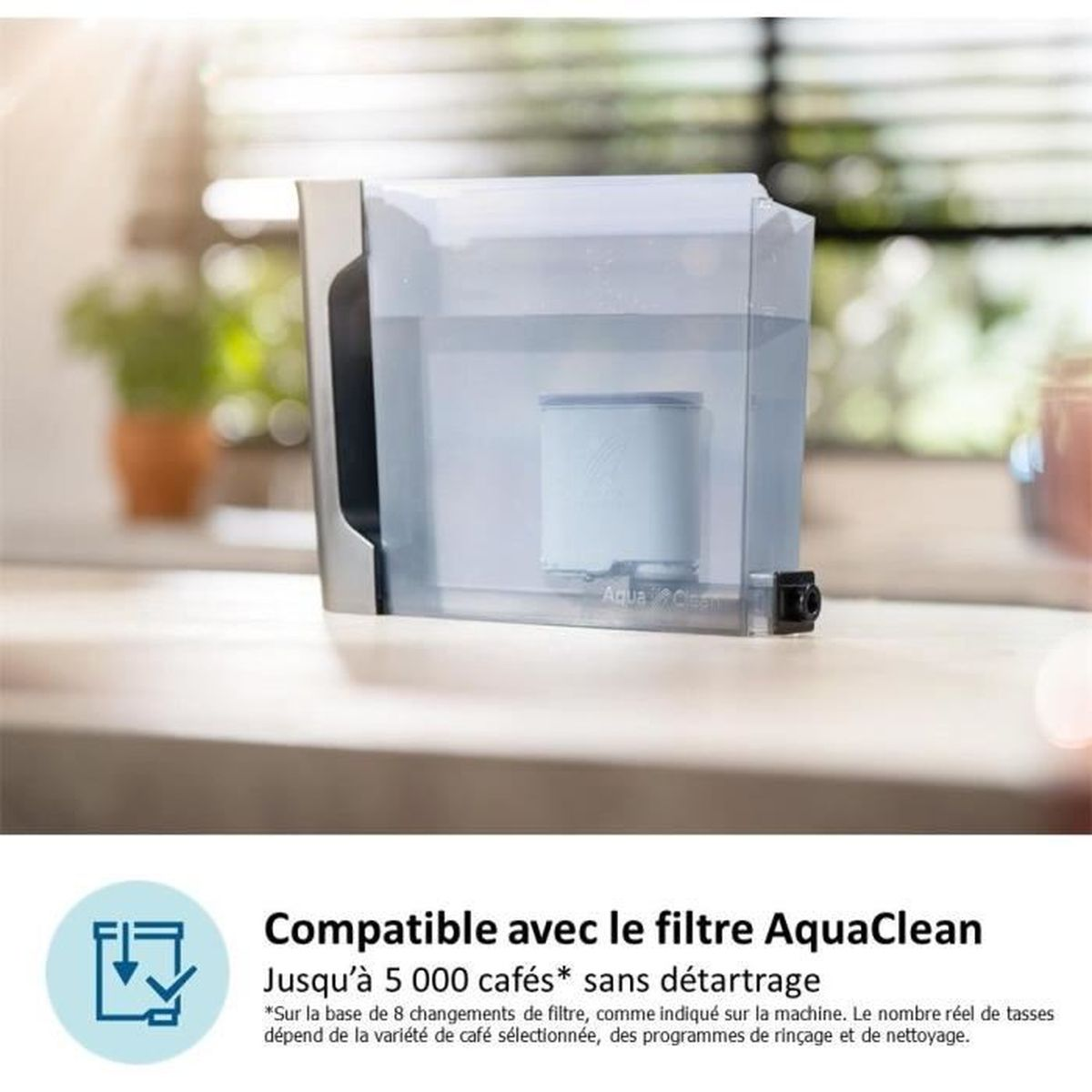 Ein transparenter Wasserbehälter mit einem Filter darin, gefüllt mit Wasser.