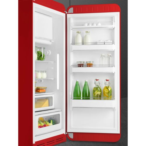 Ein roter Kühlschrank ist geöffnet und zeigt Lebensmittel wie Eier, Milch, Gemüse und Getränke.