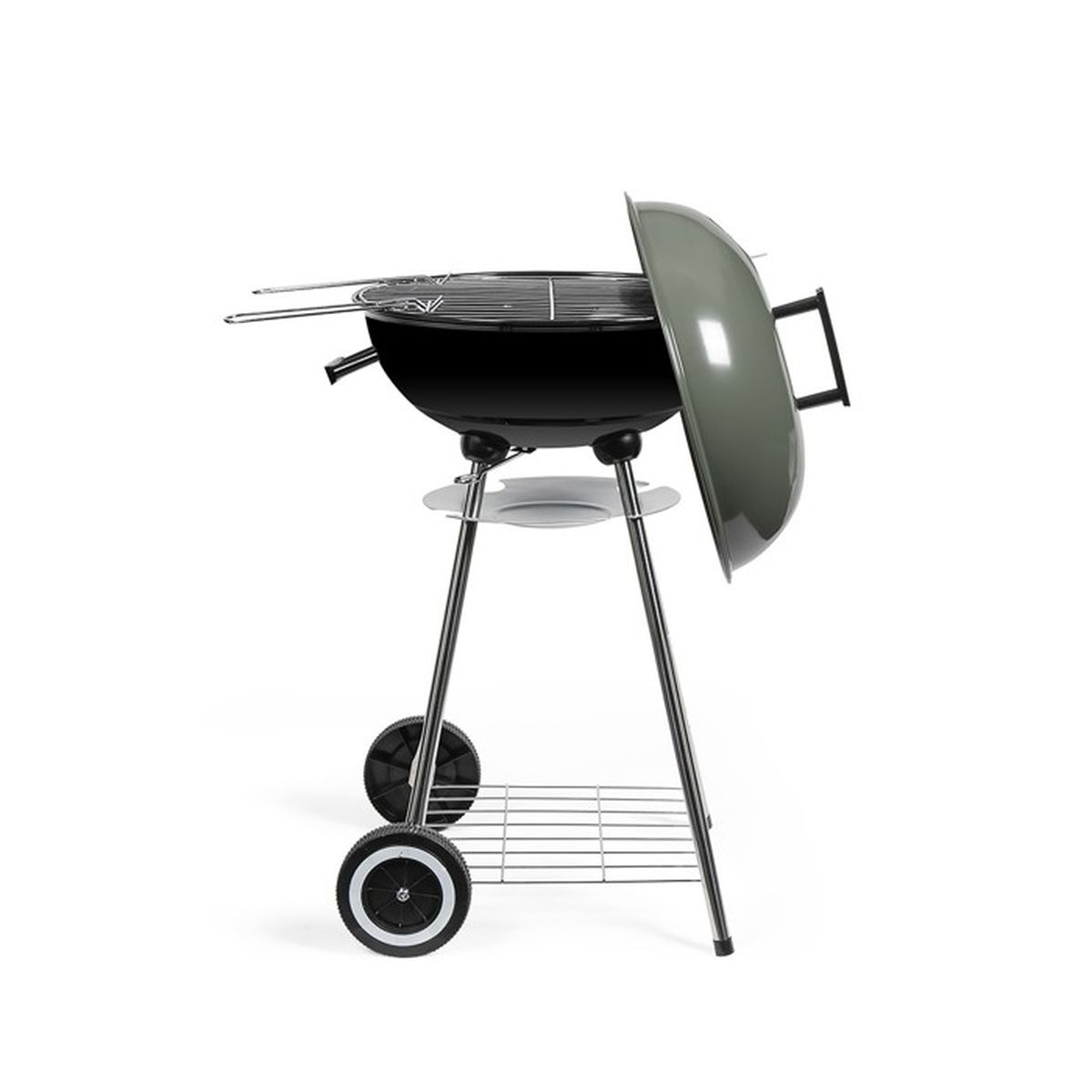 Ein schwarzer Holzkohlegrill mit geöffnetem grauen Deckel auf weißem Grund.