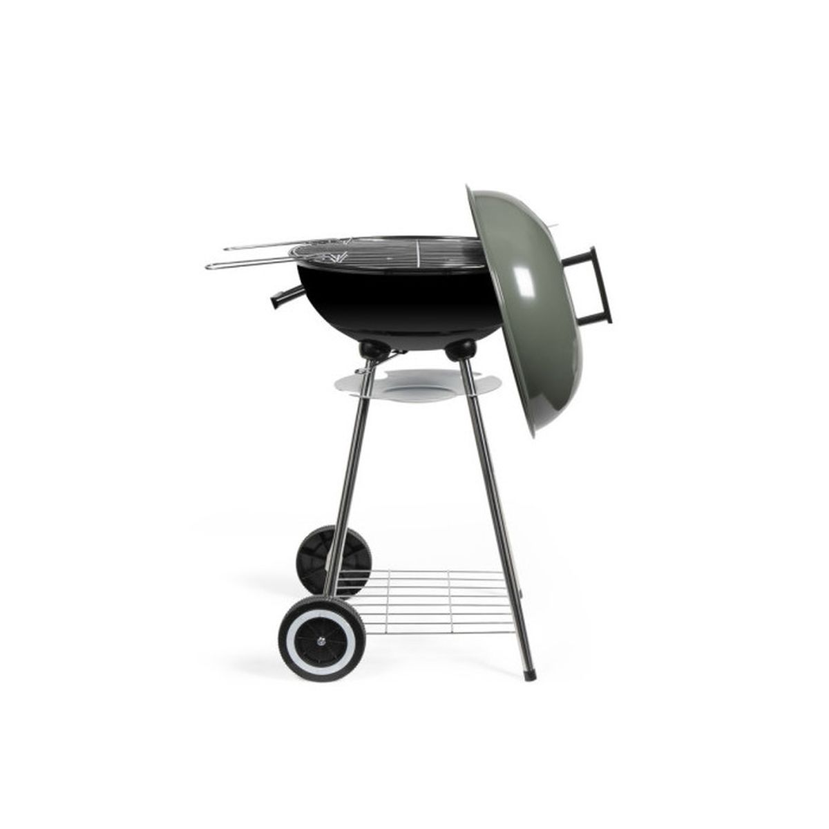 Ein schwarzer Grill mit Deckel, auf Rädern, auf weißem Hintergrund.