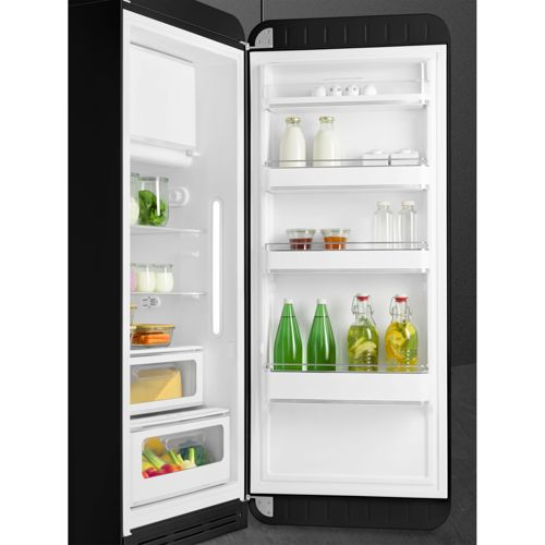 Un refrigerador negro abierto con alimentos en varios estantes.
