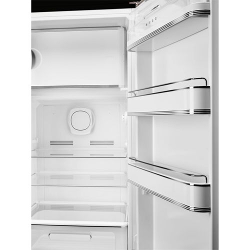 Un refrigerador blanco vacío con puertas abiertas y varios estantes.