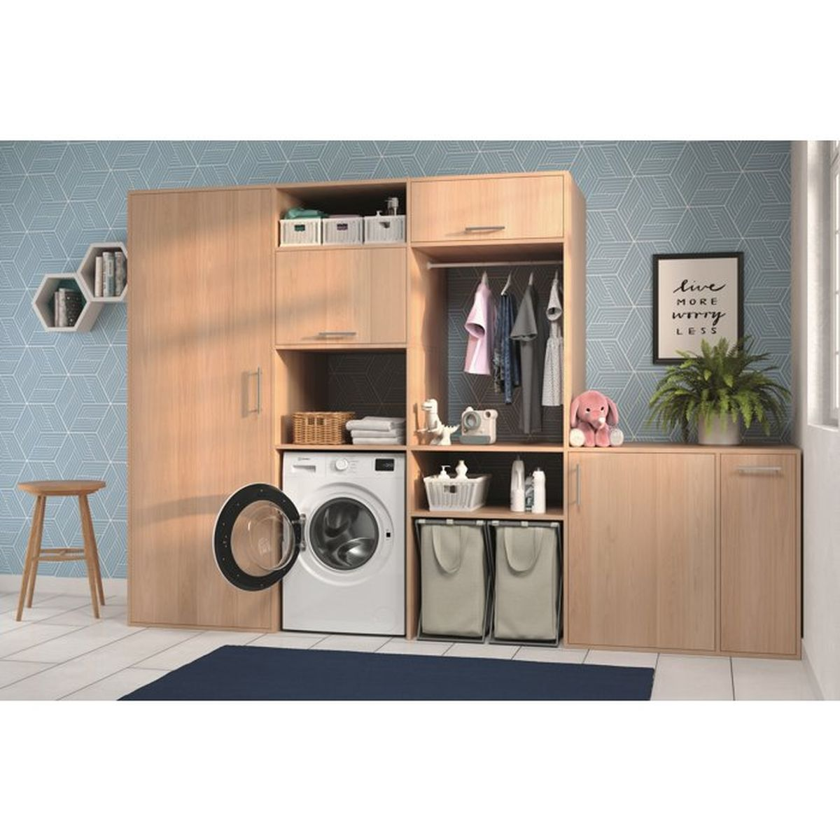 Ein Waschraum mit einer weißen Waschmaschine, Holzschränken und hängenden Kleidern.