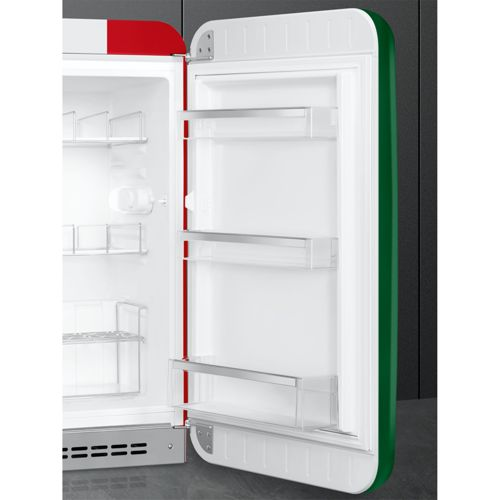 Offener Kühlschrank mit roter, weißer und grüner Außenseite. Klare Einlegeböden innen.