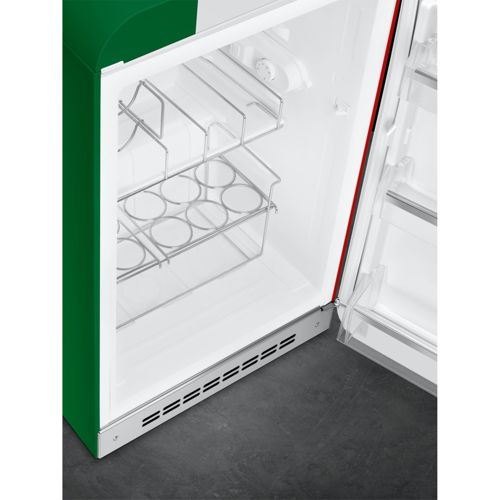 Ein offener grüner Kühlschrank mit einem Flaschenregal für sechs Flaschen.