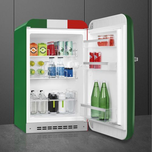 Grüner Kühlschrank im Vintage-Stil mit offenen Türen, gefüllt mit Getränken.