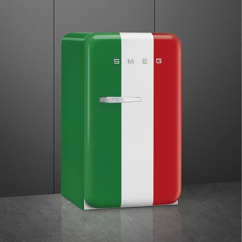 Ein Smeg-Kühlschrank in den Farben der italienischen Flagge steht auf einem grauen Boden.
