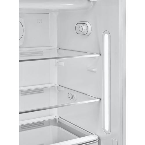 Innenraum eines weißen Kühlschranks mit Glasregalen und LED-Beleuchtung.