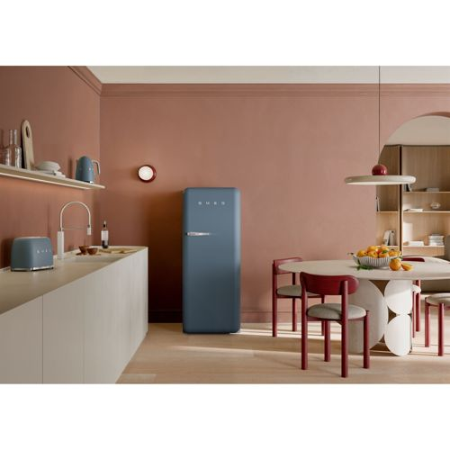 Blaue SMEG-Kühlschrank und Toaster in einer Küche mit Essbereich.