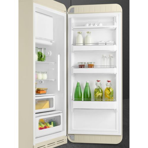 Refrigerador abierto color crema con alimentos: botellas, huevos, verduras y queso.