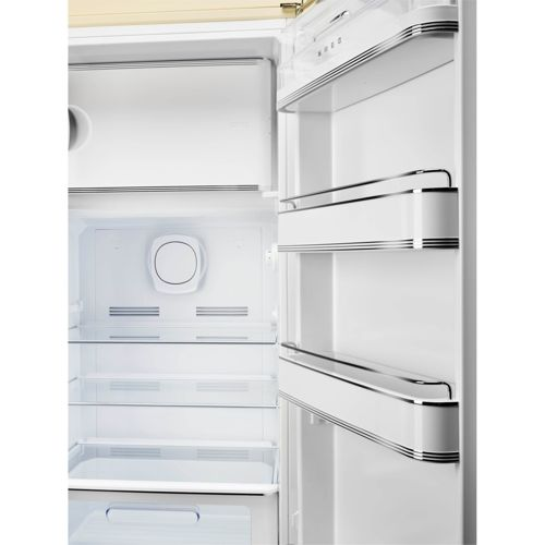 Interior de un refrigerador blanco abierto con estantes y estantes en la puerta.