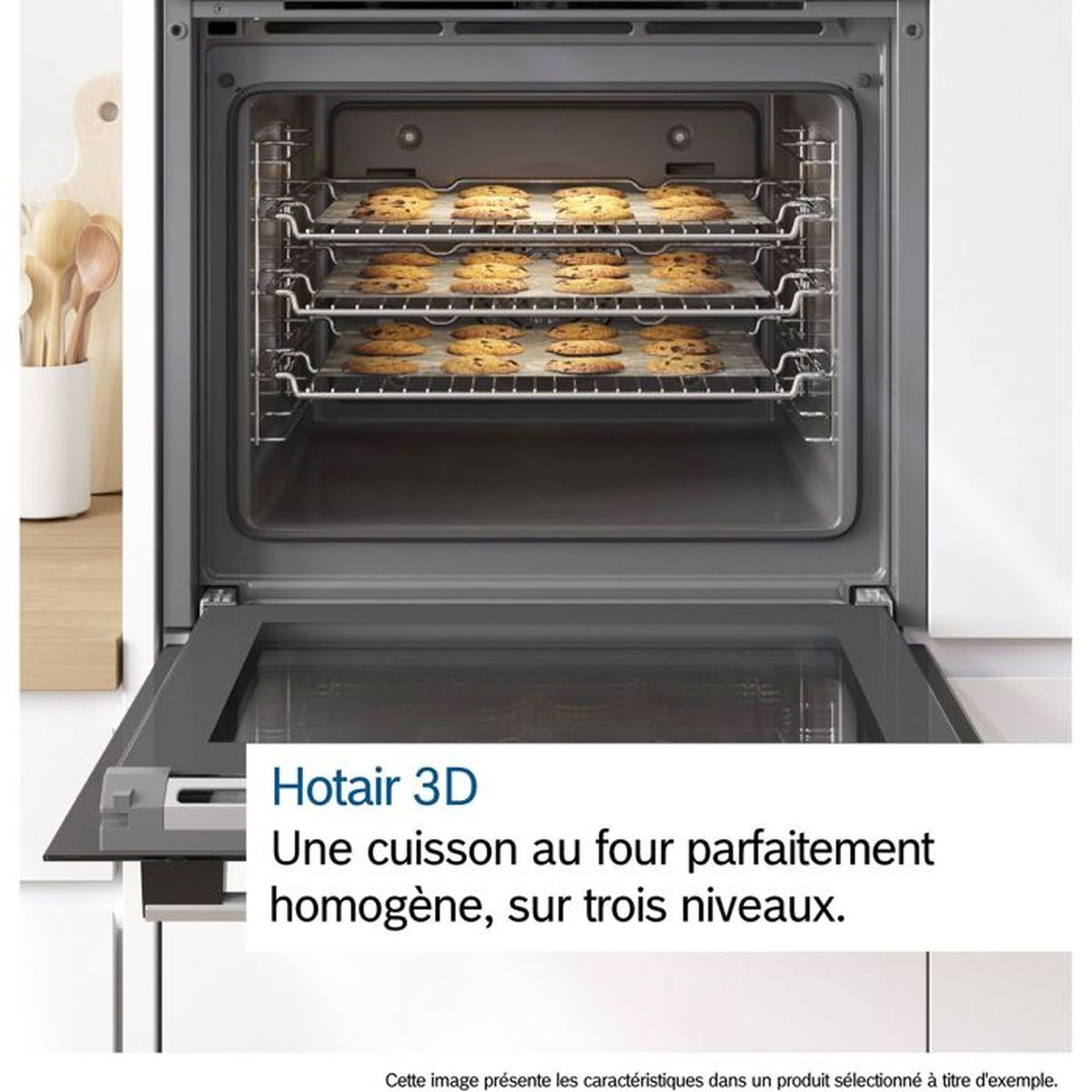 Un forno con tre griglie di biscotti cotti.