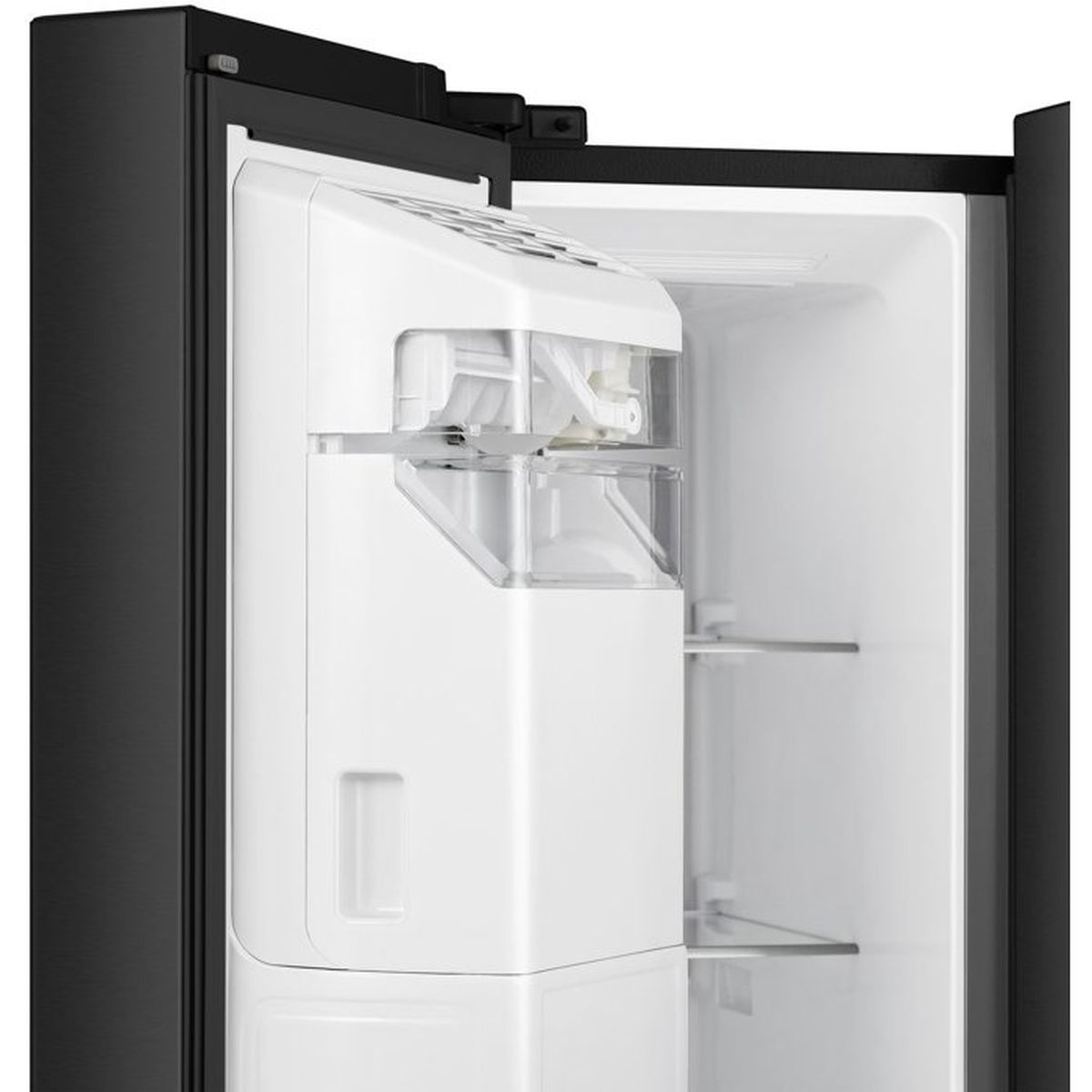 Ein offener schwarzer Kühlschrank zeigt eine weiße Eismaschine im Inneren.