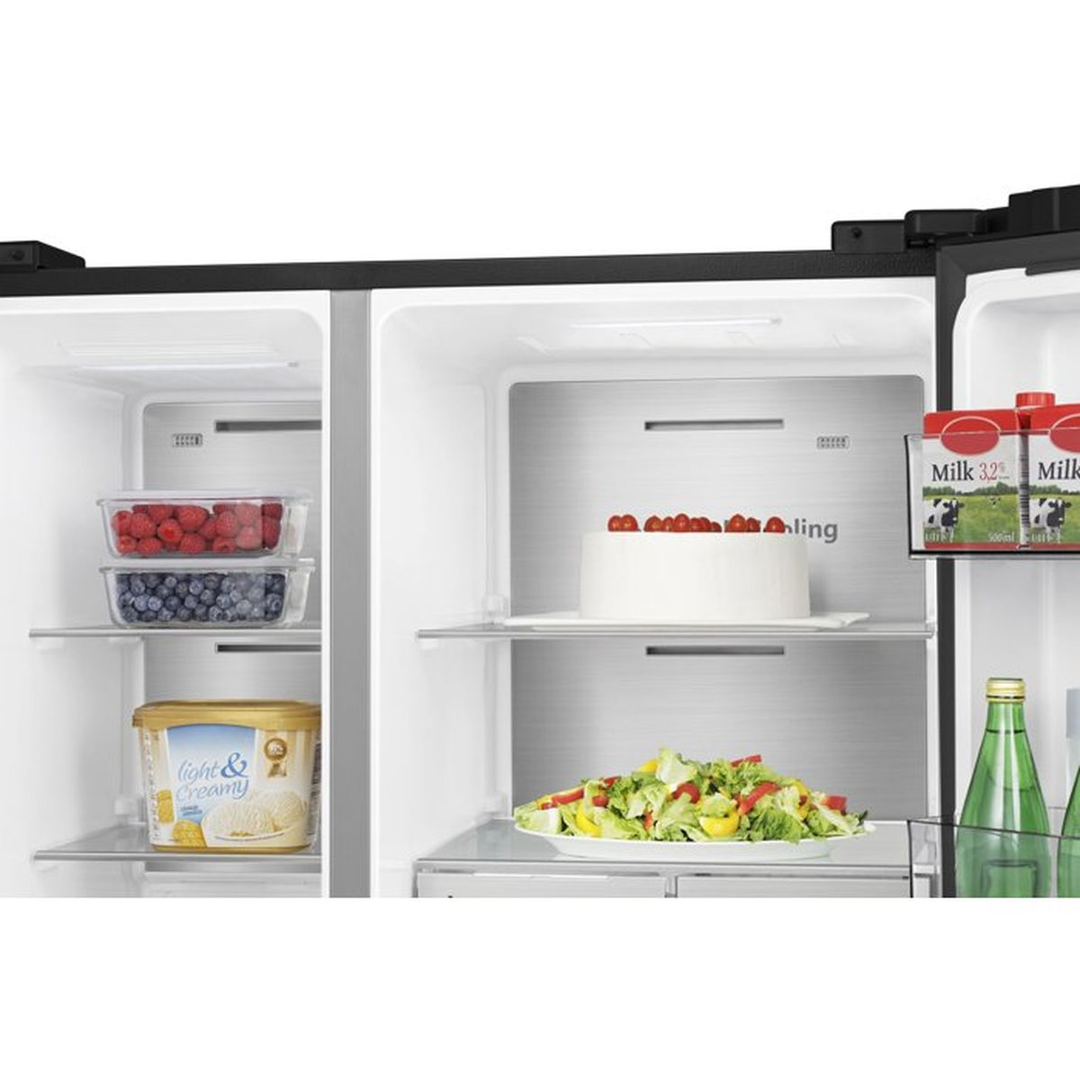 Kühlschrank-Innenraum mit Beeren, Eis, Kuchen, Salat, Milchkartons und grünen Flaschen.