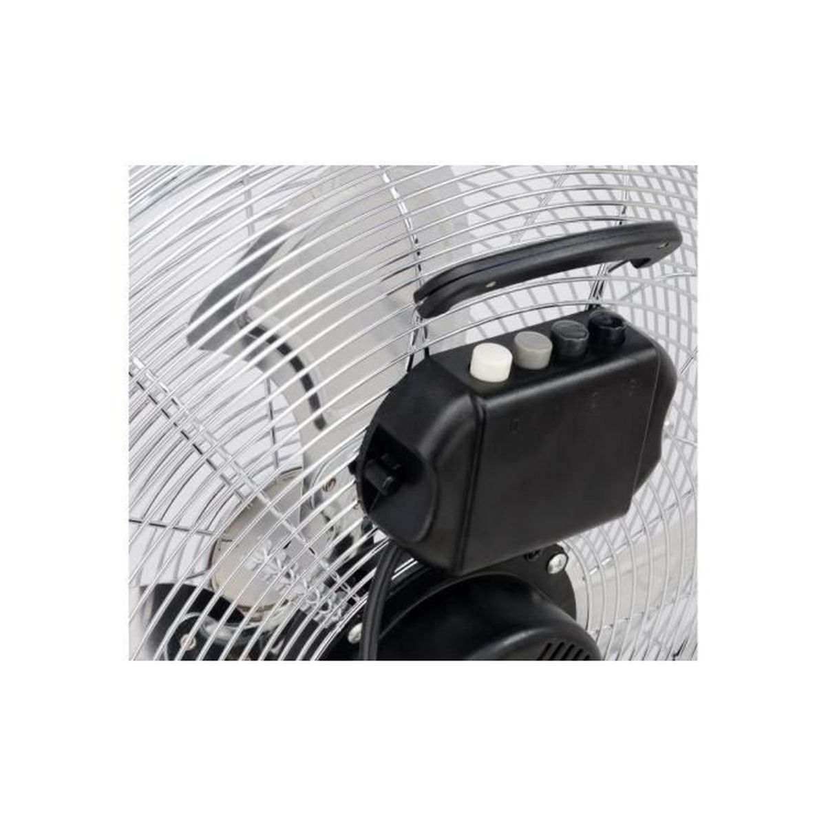 Nahaufnahme eines silbernen Ventilators mit schwarzem Bedienfeld und drei Knöpfen.