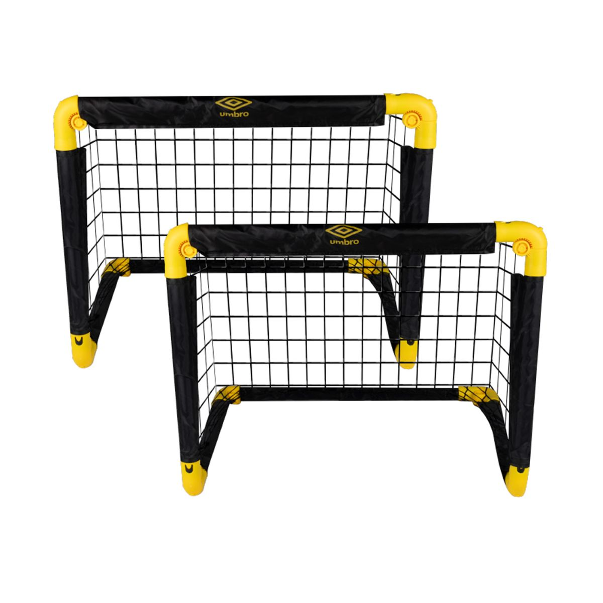 Zwei schwarze Fußballtore mit gelben Ecken und Umbro-Logos auf weißem Hintergrund.