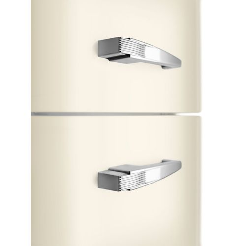 Cremefarbener Kühlschrank mit zwei silbernen Griffen, detailliert.