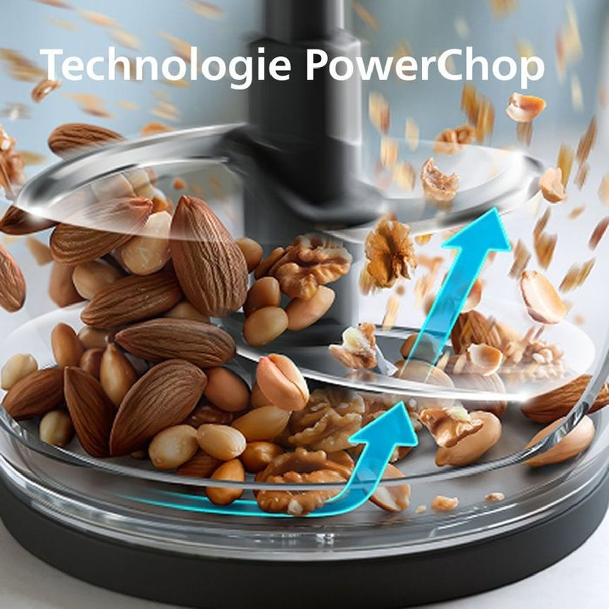 Frutta secca tritata in un robot da cucina, con frecce che indicano il movimento.