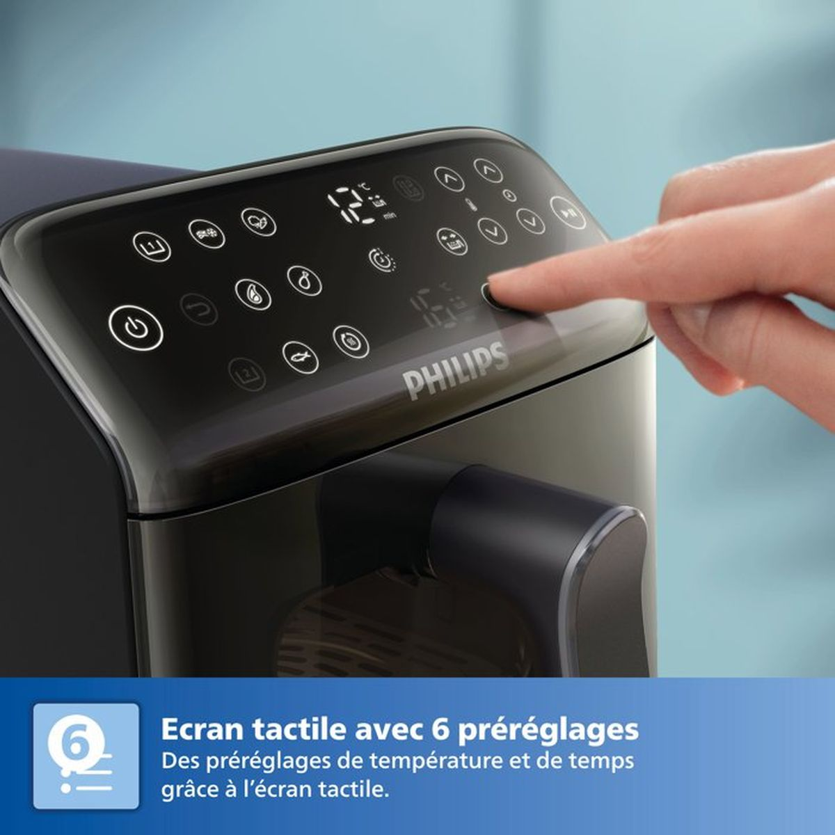 Finger drückt auf Touchscreen eines Philips Heißluftfritteuse. Zeigt 6 Voreinstellungen.