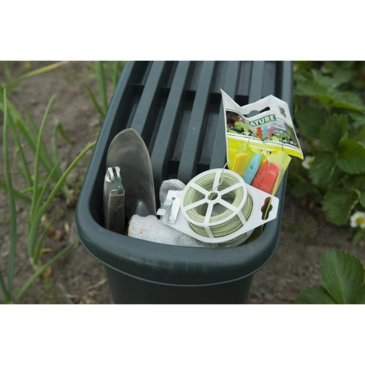 Gartengeräte: Schaufel, Handschuhe, Schnurrolle und Clips in einem Eimer.