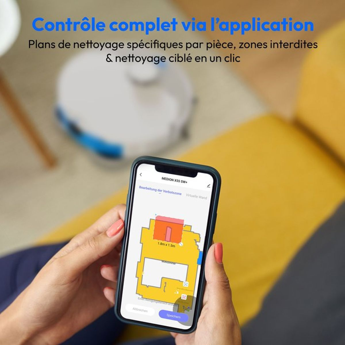 Een persoon houdt een smartphone vast met een schoonmaakplattegrond-app. Een robotstofzuiger op de achtergrond.