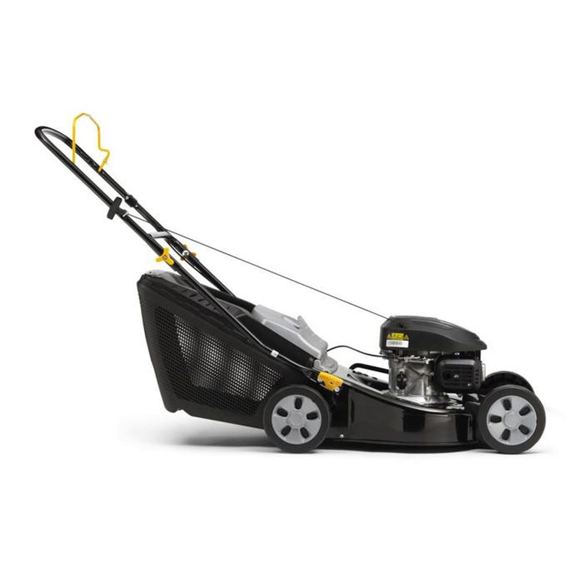 Schwarzer Rasenmäher mit Fangkorb, Motor und Griffen, auf weißem Hintergrund.