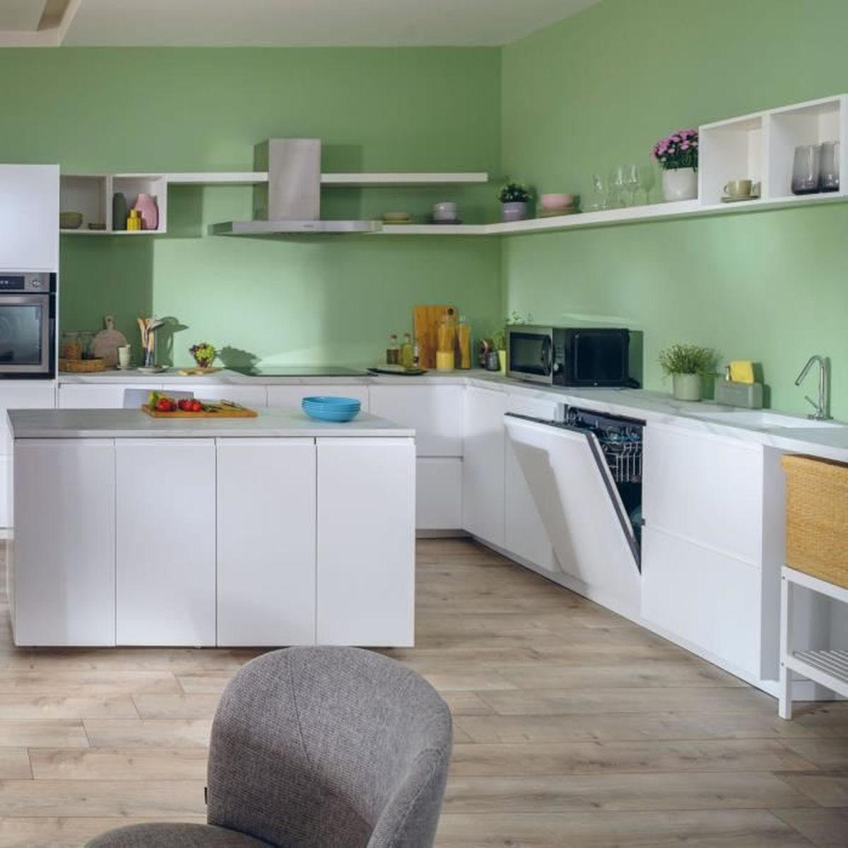 Moderne weiße Küche mit grünen Wänden, Insel, offener Spülmaschine und Holzboden.