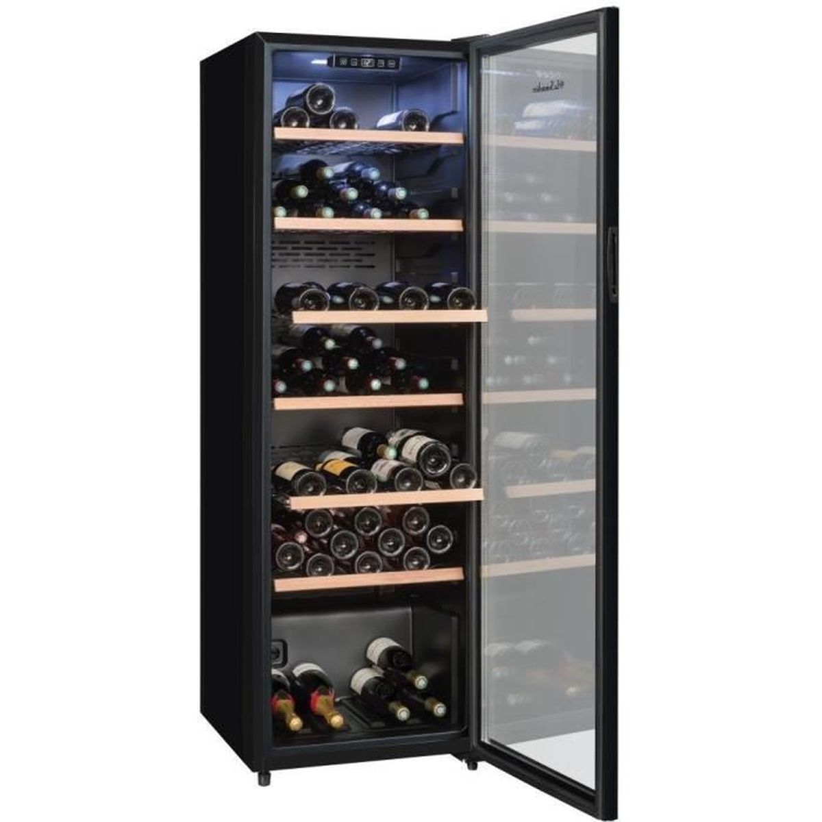Un enfriador de vino negro con puerta de cristal, lleno de muchas botellas de vino en estantes de madera.