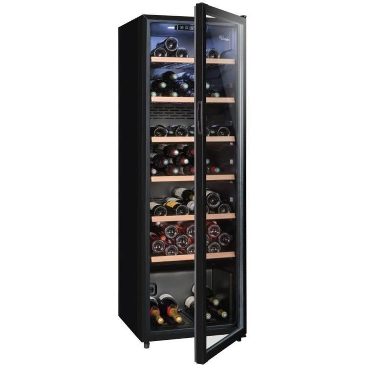 Un enfriador de vino negro con puerta de cristal, lleno de muchas botellas de vino.
