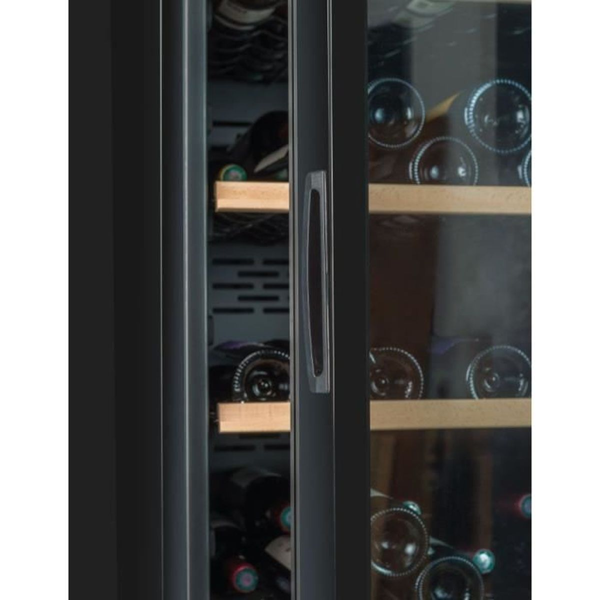 Una vinoteca con puerta de cristal y estantes de madera, llena de botellas de vino.