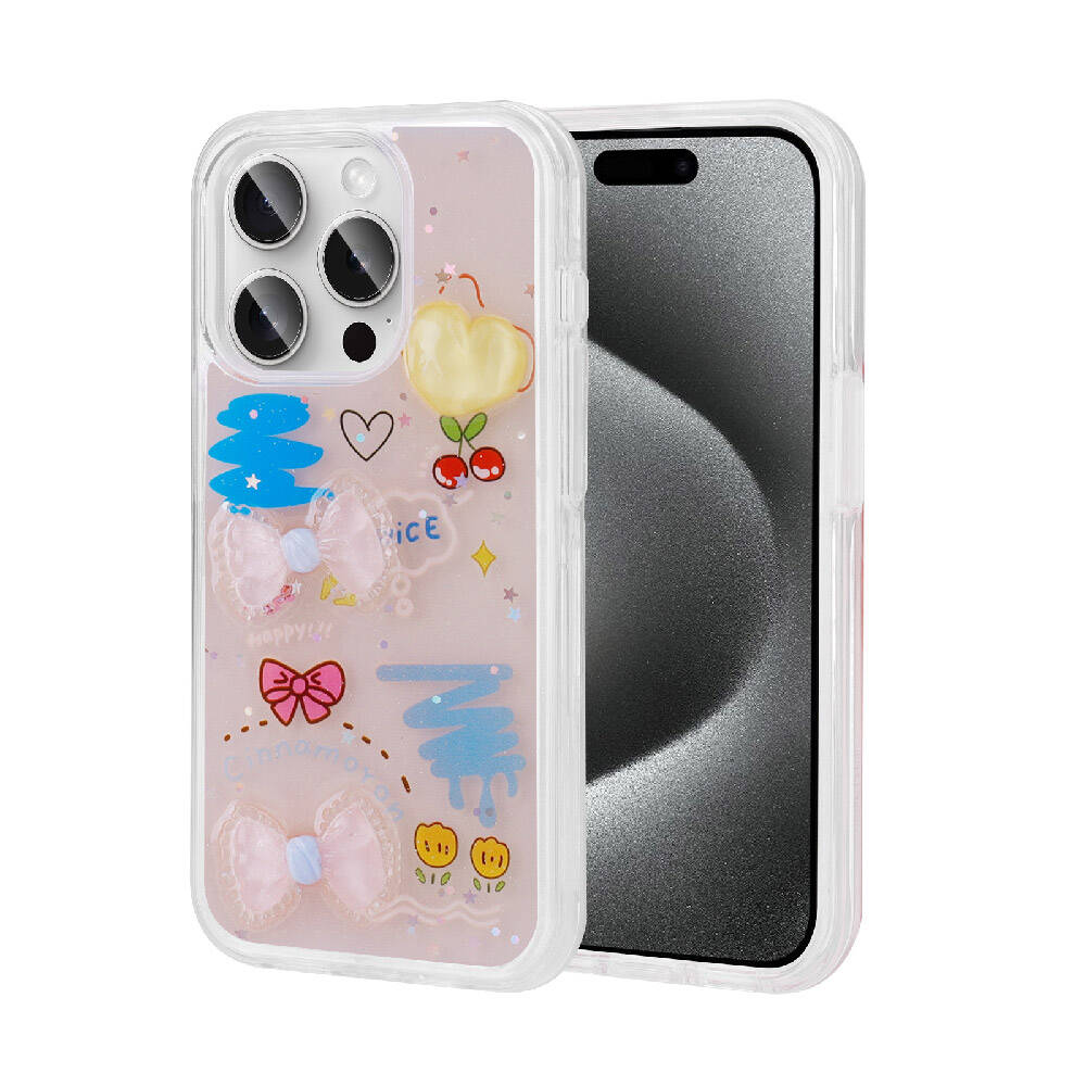 Kalp, fiyonk ve meyve gibi sevimli çıkartmalarla süslenmiş pembe iPhone kılıfı.