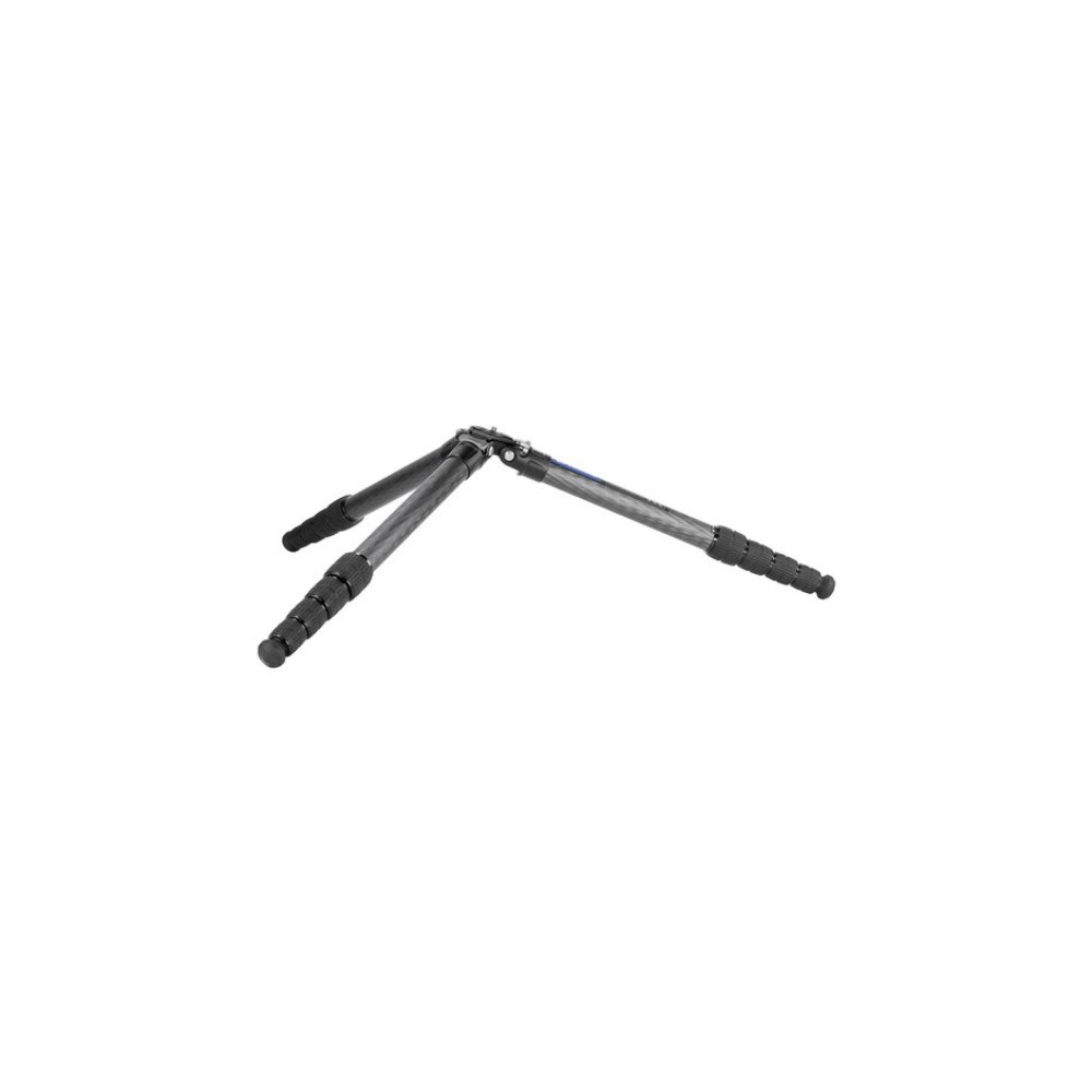 Een uitgevouwen carbonfiber statiefpoot op witte achtergrond.