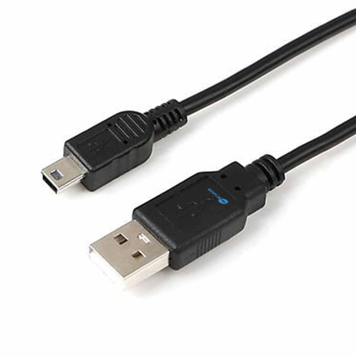 Cavo USB a Mini USB nero con connettori in primo piano su sfondo bianco.