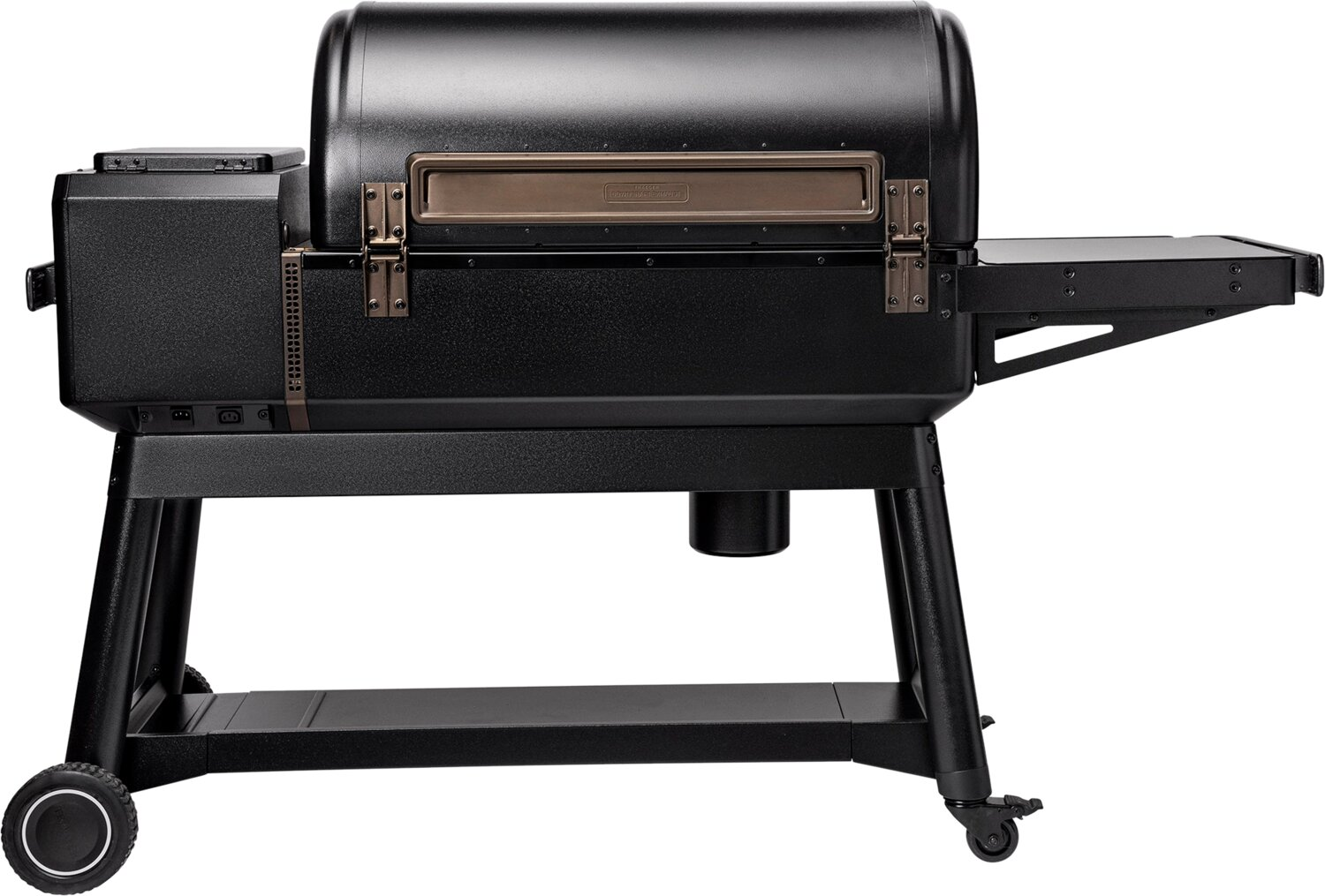 Una parrilla de pellets negra con ruedas, mesa lateral y estante inferior.