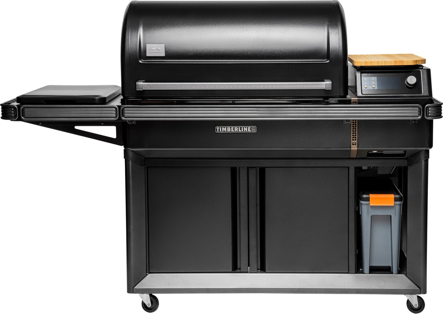 Parrilla ahumadora negra con tabla de cortar de madera y panel de control digital.