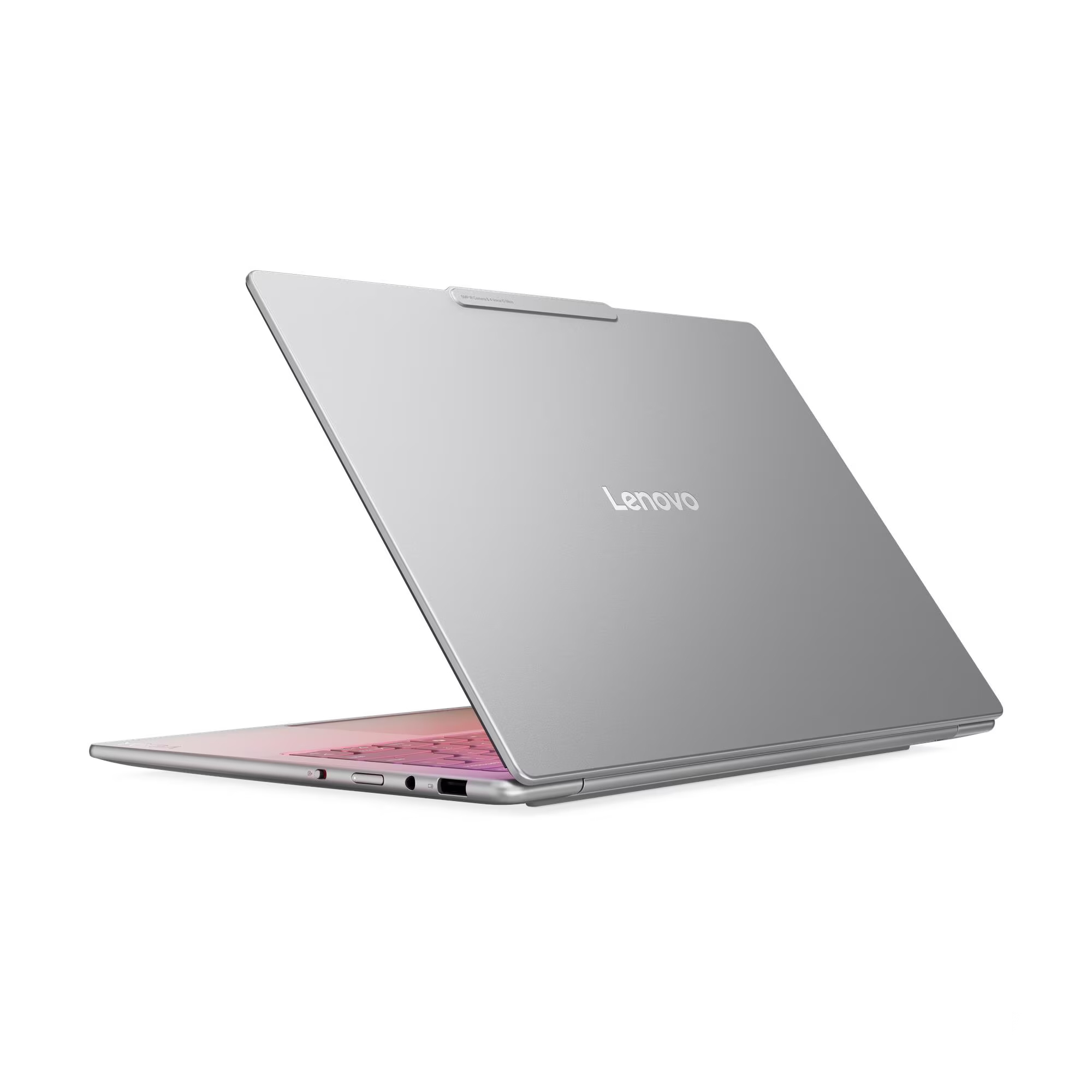 Un laptop Lenovo argento aperto, con tastiera illuminata.