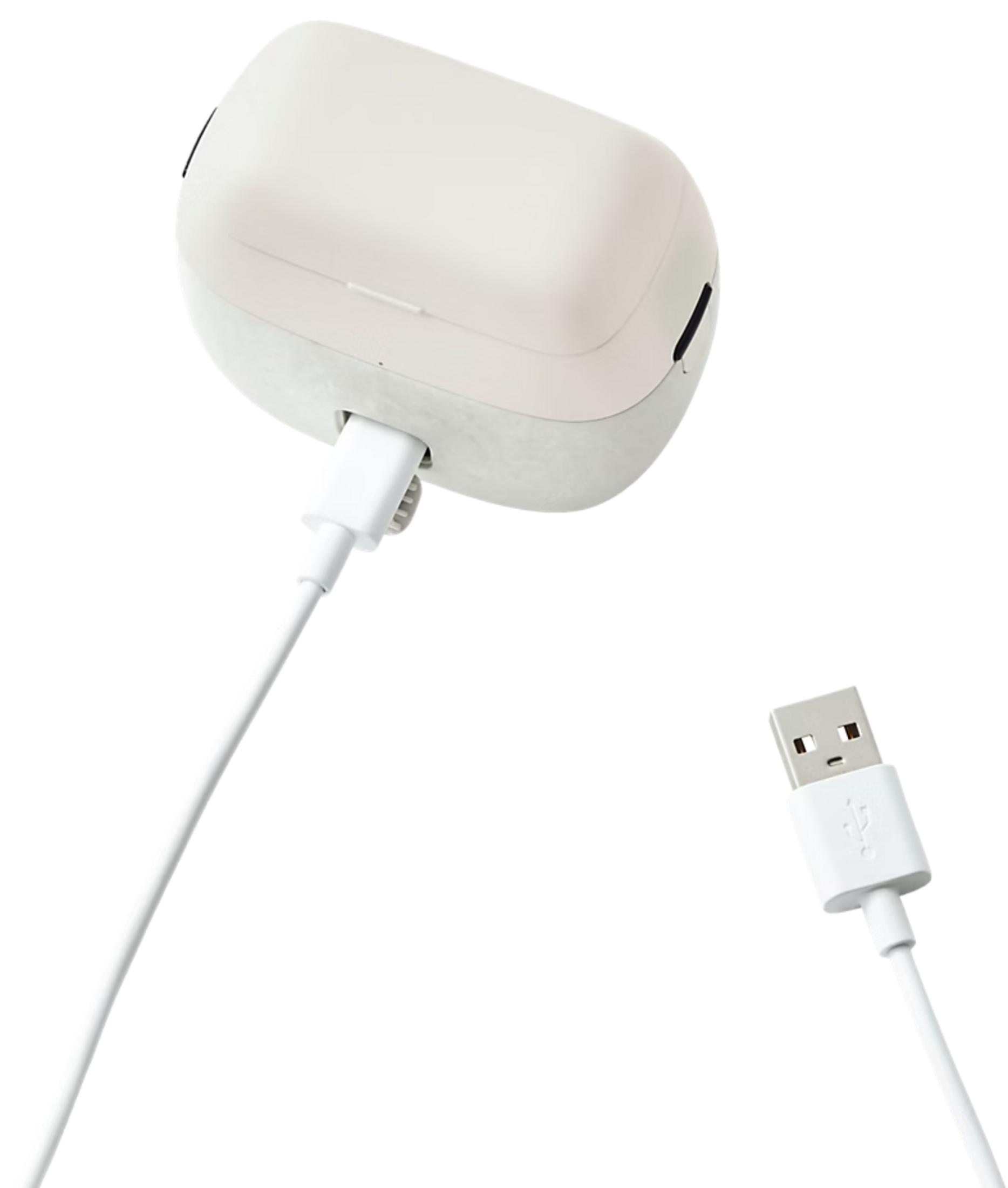 Ein weißes Ladecase mit einem eingesteckten weißen USB-Kabel daneben.