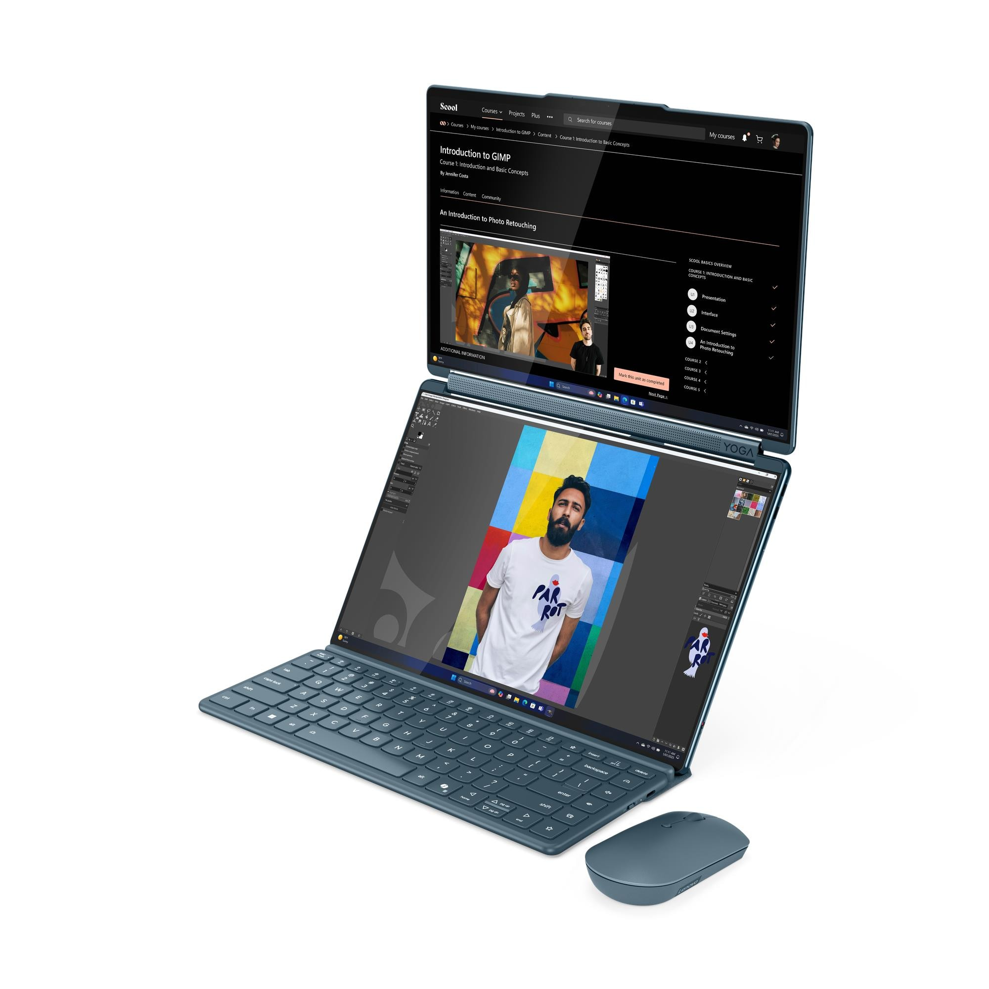 Un laptop a doppio schermo mostra un corso online. Un mouse è accanto ad esso.