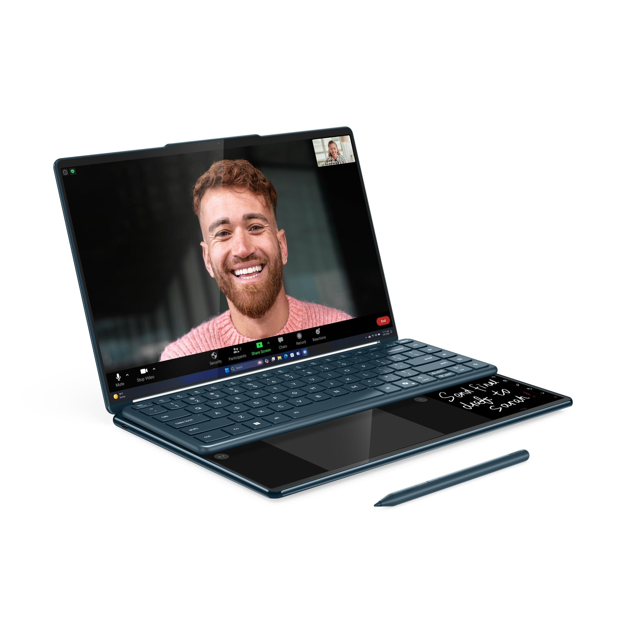 Un uomo sorride in una videochiamata su laptop, con stilo e tastiera.
