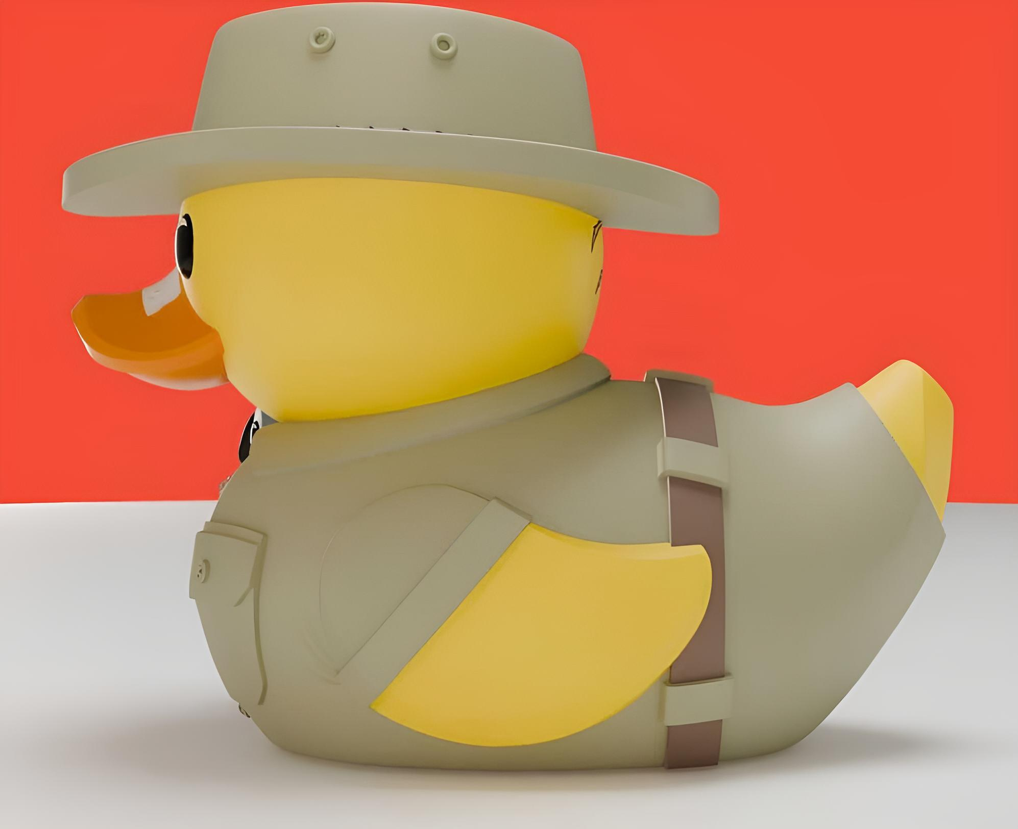 Eine gelbe Gummi-Ente trägt einen Khaki-Safarihut und eine passende Weste.